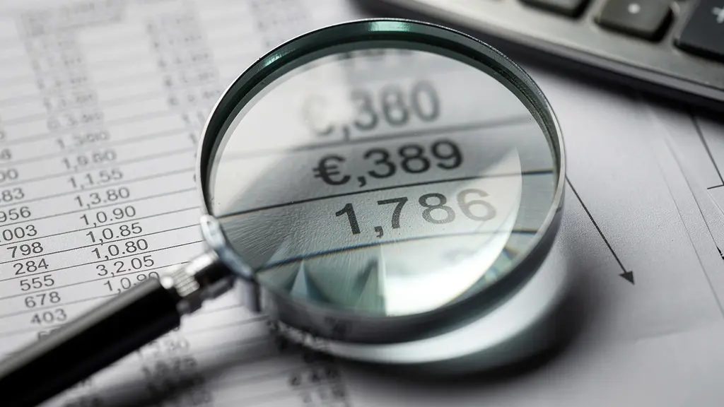 Vue macro détaillée de documents d'expertise médicale avec loupe grossissante sur des chiffres d'indemnisation