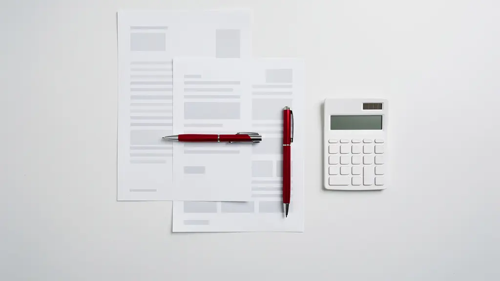 Vue aérienne minimaliste d'un bureau épuré avec contrat d'assurance et calculatrice, symbolisant l'audit de ses garanties