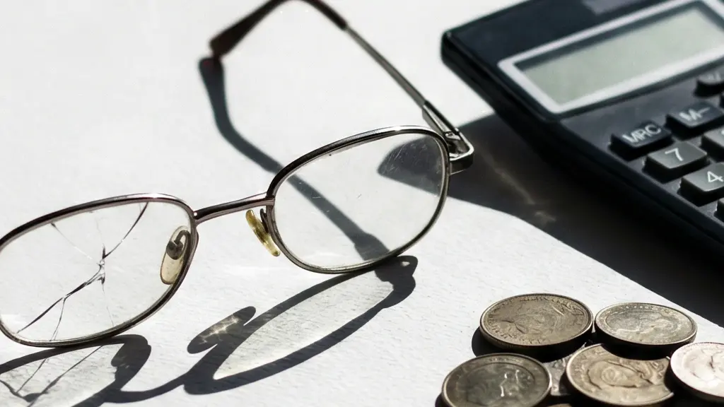 Lunettes d'enfant cassées sur un bureau avec documents d'assurance