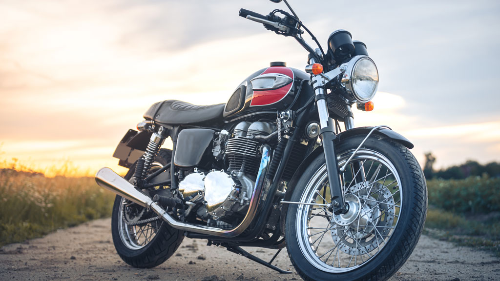 Compteur kilométrique vintage et guidon chromé d'une moto de collection japonaise