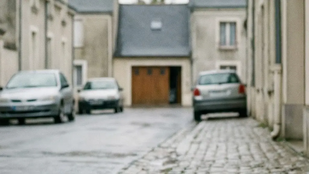 Vue large d une rue residentielle en France apres un orage, avec flaques d eau et facades humides, illustrant un evenement climatique complexe.